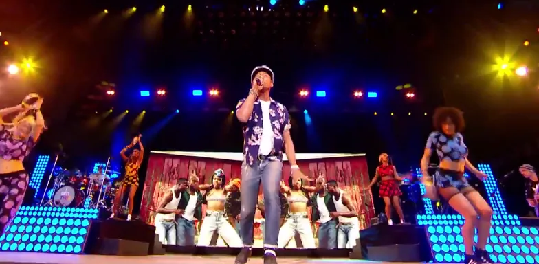 Ο Pharrell Williams σε συναυλία με χορευτές στη σκηνή.