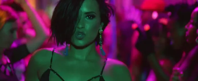 Η Demi Lovato σε πλάνο από το video clip του Cool for the Summer.