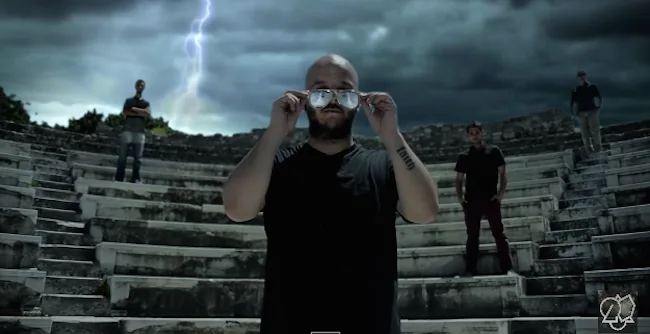 Τα μέλη των Greek Paranormal Seekers σε αρχαίο θέατρο με κεραυνό στο φόντο.