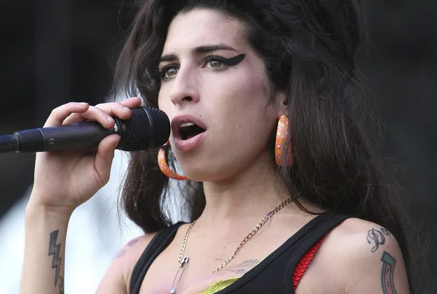 Η Amy Winehouse τραγουδάει σε συναυλία
