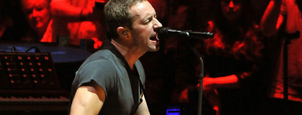Ο frontman των Coldplay Chris Martin έκανε μια εμφάνιση-έκπληξη στο Νέο Δελχί