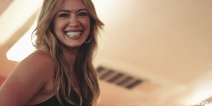 Η Hilary Duff χαμογελάει σε πλάνο από το video clip της.