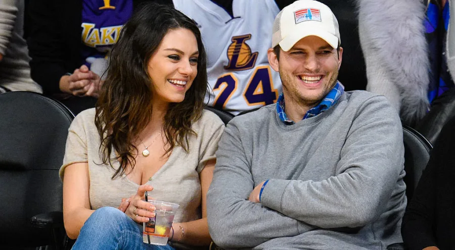Ο Ashton Kutcher και η Mila Kunis σε αγώνα μπάσκετ.