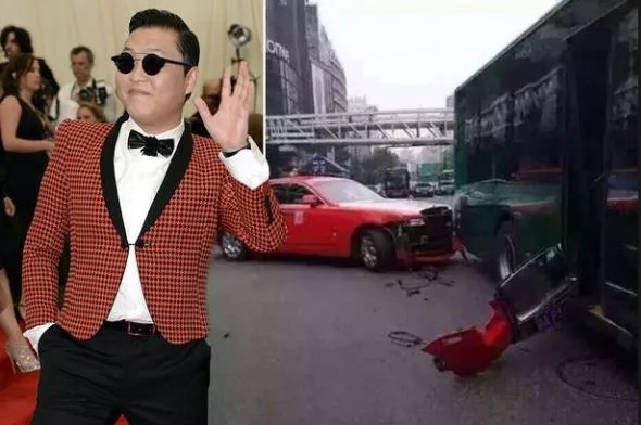 Ο Psy με πορτοκαλί σακάκι δίπλα σε φωτογραφία από τροχαίο ατύχημα με κόκκινο αυτοκίνητο και λεωφορείο.