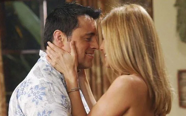 Η Jennifer Aniston και ο Matt LeBlanc σε σκηνή από τη σειρά Τα Φιλαράκια.