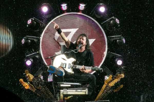O Dave Grohl τραγούδησε στην σκηνή το Seven Nation Army με τον ..γιατρό του!