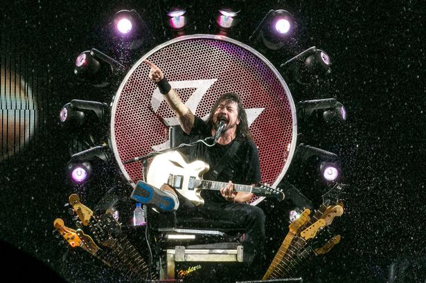 Ο Dave Grohl των Foo Fighters τραγουδάει καθισμένος σε θρόνο από κιθάρες.