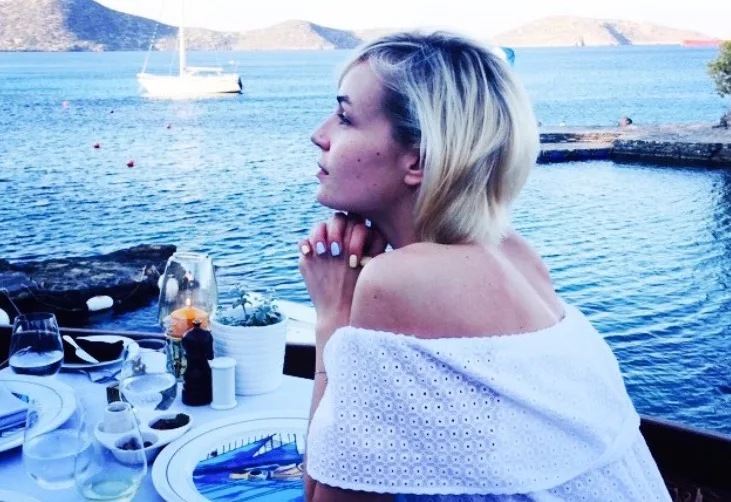 Η Polina Gagarina σε τραπέζι δίπλα στη θάλασσα στην Ελούντα.