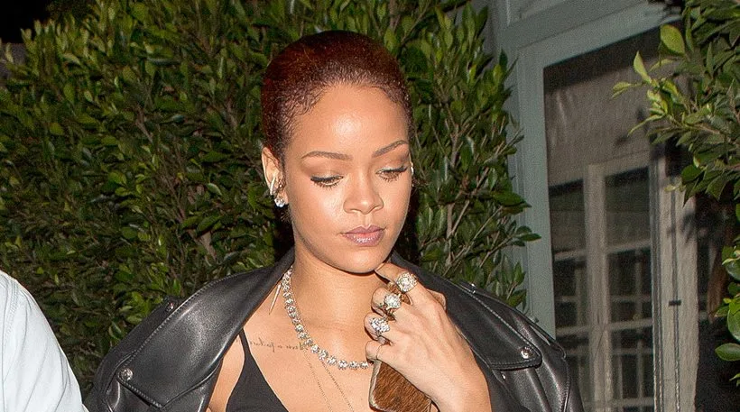 Η Rihanna με μαύρο δερμάτινο τζάκετ και εντυπωσιακά κοσμήματα.