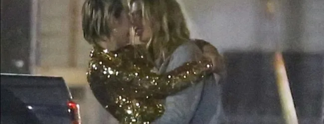 Η Miley Cyrus και η Stella Maxwell σε τρυφερή στιγμή.