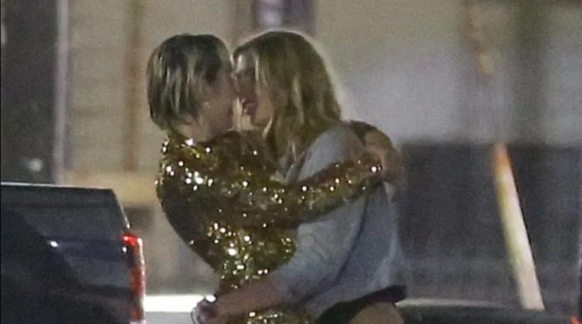 Η Miley Cyrus και η Stella Maxwell σε τρυφερή στιγμή