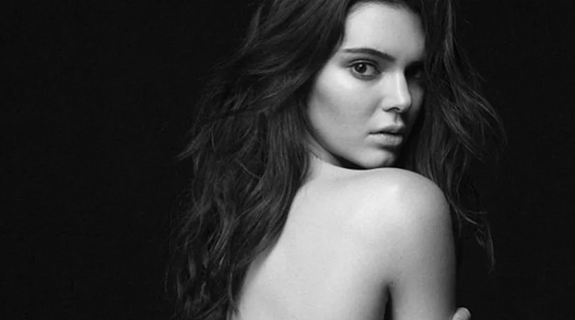 Η Kendall Jenner ποζάρει σε ασπρόμαυρο φόντο.