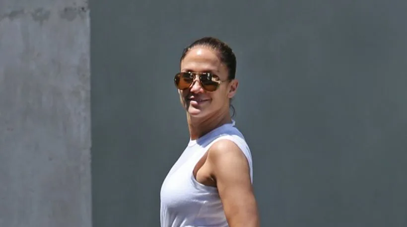 Η Jennifer Lopez με γυαλιά ηλίου και λευκό αμάνικο μπλουζάκι.