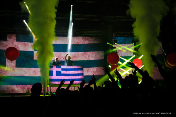 Δείτε την απίστευτη εμφάνιση των Dimitri Vegas & Like Mike στα Mad VMA 2015 by Coca-Cola