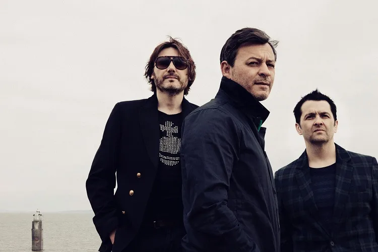 Τα μέλη του συγκροτήματος Manic Street Preachers σε εξωτερικό χώρο.