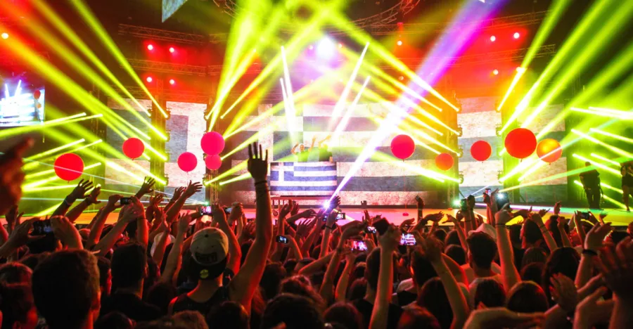 Στιγμιότυπο από τα Mad VMA 2015 με το κοινό και τη σκηνή.