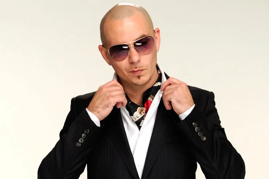 Ο ράπερ Pitbull ποζάρει στα American Music Awards 2010 στο Nokia Theatre του Λος Άντζελες.