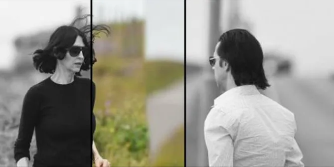 Ο Nick Cave και η Susie Bick σε εξωτερικό χώρο.