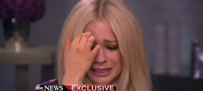 Η Avril Lavigne δακρυσμένη σε τηλεοπτική συνέντευξη στο ABC News.