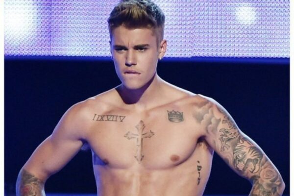 Η ανατρεπτική φωτογράφιση του Justin Bieber με αίμα, ιδρώτα και …μαχαίρια