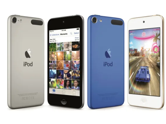 Τέσσερα iPod Touch σε διάφορα χρώματα και όψεις.