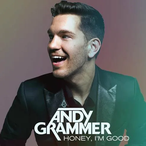 Ο Andy Grammer χαμογελάει στο εξώφυλλο του single Honey, I'm Good
