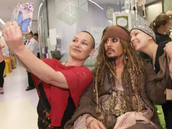 O Johnny Depp ντύθηκε Captain Jack Sparrow και έδωσε χαρά σε παιδάκια με πρόβλημα υγείας