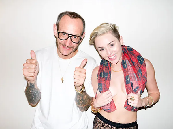 Η Miley Cyrus και ο Terry Richardson ποζάρουν μαζί.