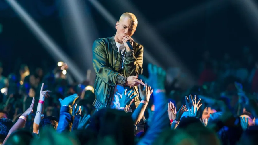 Ο Eminem στη σκηνή κατά τη διάρκεια συναυλίας