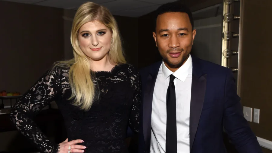 Η Meghan Trainor και ο John Legend ποζάρουν μαζί σε εσωτερικό χώρο.