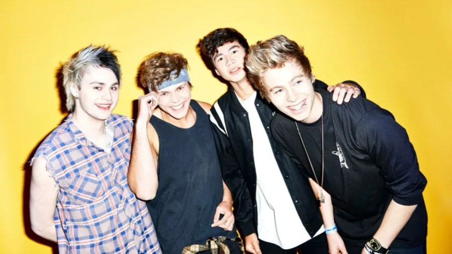 Το συγκρότημα 5 Seconds Of Summer ποζάρει σε κίτρινο φόντο.