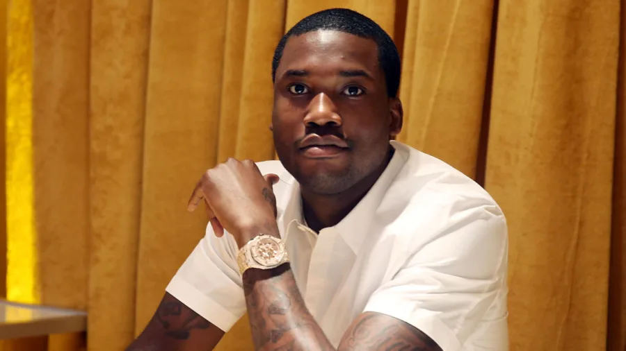 Ο Meek Mill με λευκό πουκάμισο και χρυσό ρολόι.