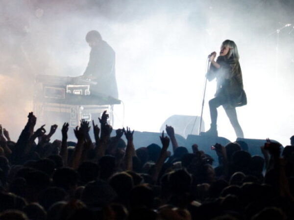 Οι Crystal Castles μόλις έβγαλαν τον ύμνο του καλοκαιριού!