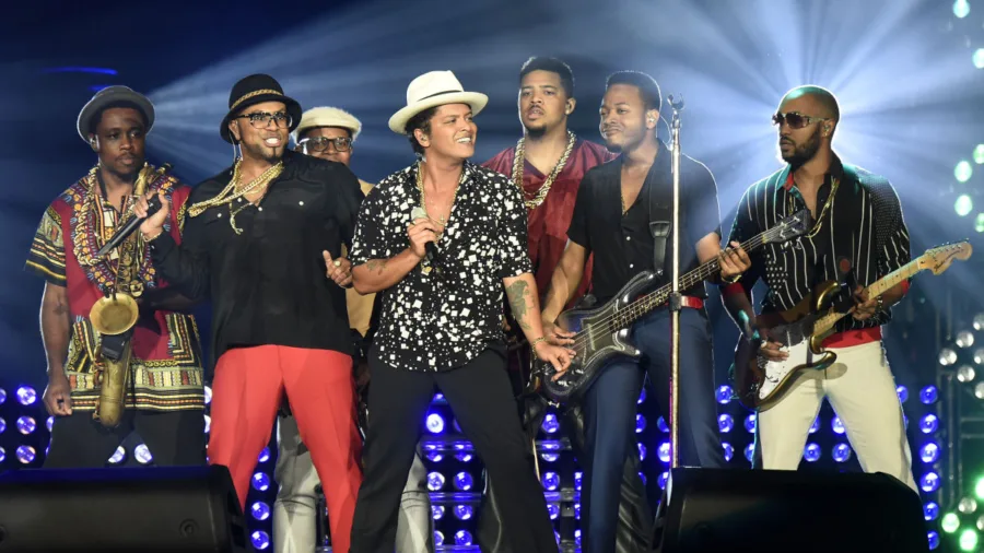 Ο Bruno Mars και η μπάντα του σε ζωντανή εμφάνιση στη σκηνή.