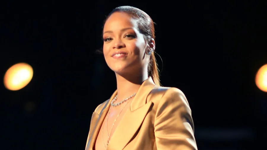 Η Rihanna με χρυσό σακάκι και περιδέραιο σε σκηνή