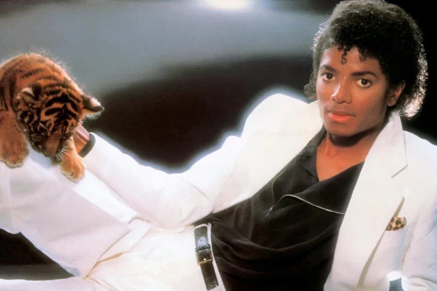 Ο Michael Jackson με λευκό κοστούμι και ένα μικρό τιγράκι.