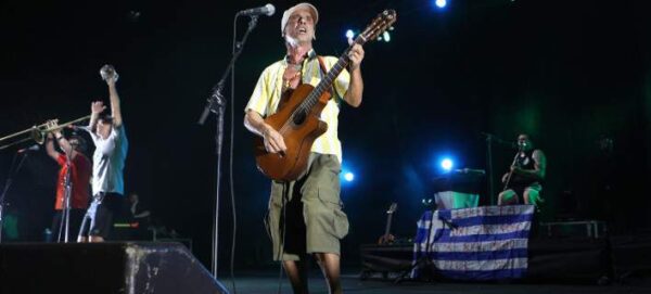 Το μήνυμα στήριξης του Manu Chao στους Ελληνες: Στη σκηνή με την ελληνική σημαία