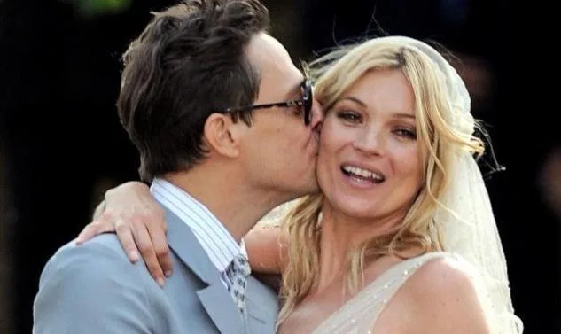 Η Kate Moss και ο Jamie Hince σε τρυφερή στιγμή από την ημέρα του γάμου τους.