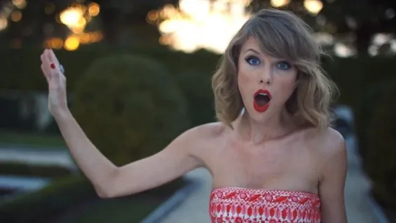 Η Taylor Swift με έκπληκτη έκφραση στο βίντεο κλιπ του Blank Space.
