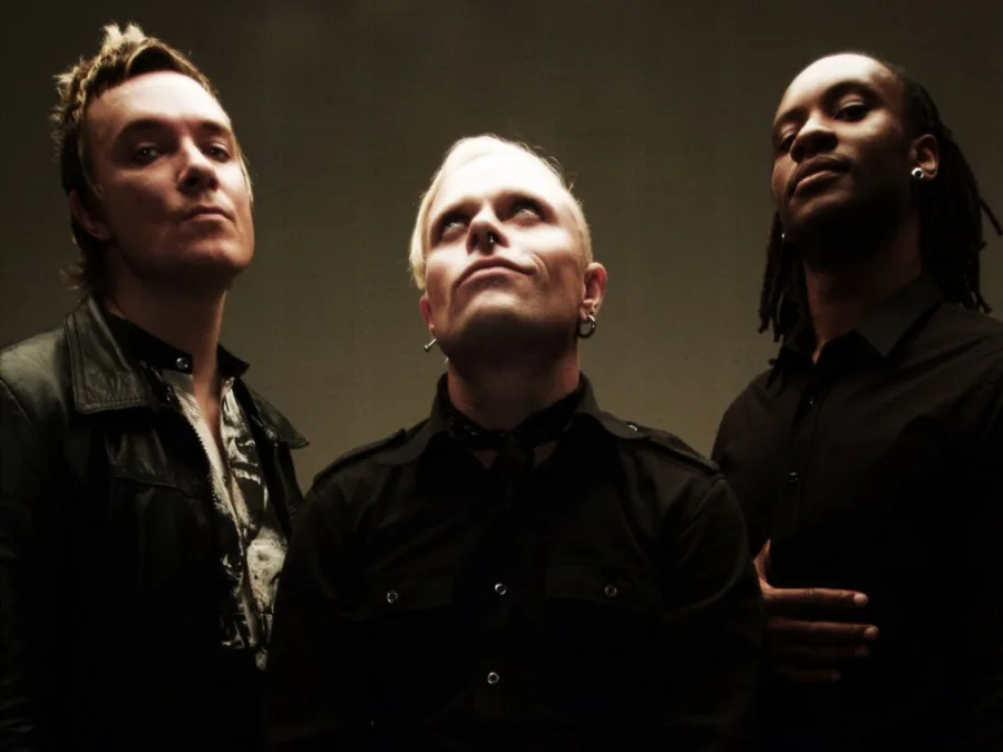Το συγκρότημα The Prodigy σε σκοτεινό φόντο.