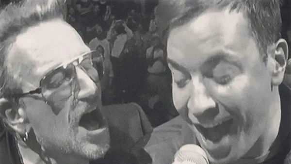 Ο Jimmy Fallon και ο Bono των U2 τραγουδούν μαζί στη σκηνή