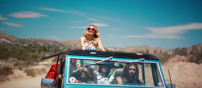 Στιγμιότυπο από το video clip του Higher Place με παρέα σε ανοιχτό αυτοκίνητο.