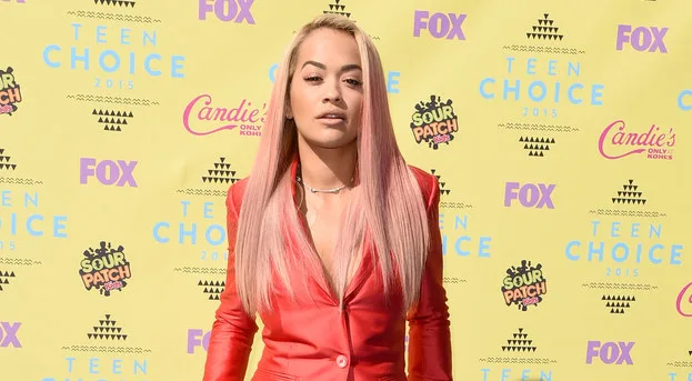 Η Rita Ora με ροζ μαλλιά και κόκκινο κοστούμι στα Teen Choice Awards 2015.