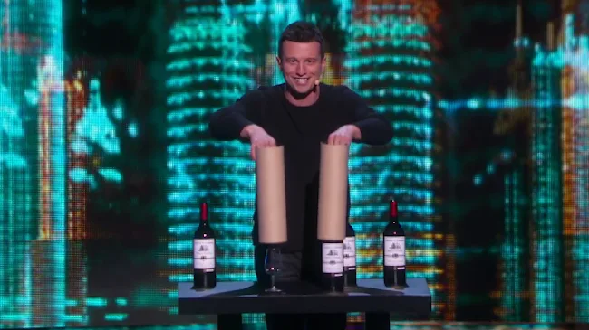 Ο Mat Franco σε μαγικό τρικ με μπουκάλια κρασιού στη σκηνή του America’s Got Talent.