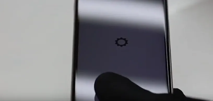 Κοντινό πλάνο σε οθόνη smartphone που δείχνει ένα εικονίδιο γραναζιού.
