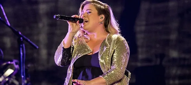 Η Kelly Clarkson τραγουδάει σε συναυλία
