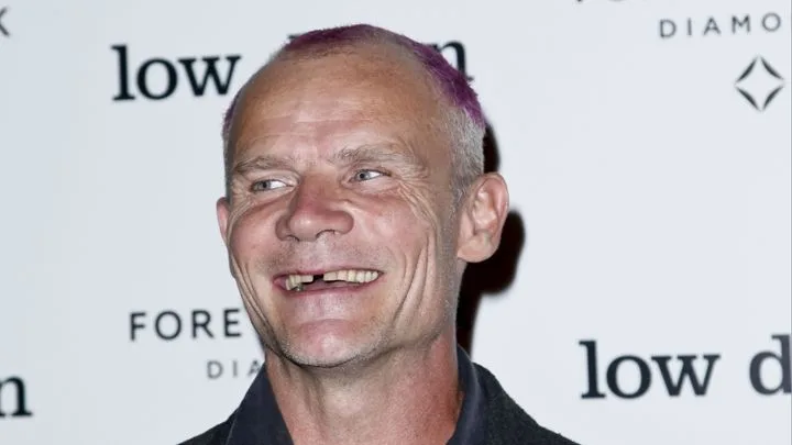 Ο Flea των Red Hot Chili Peppers χαμογελάει σε εκδήλωση.