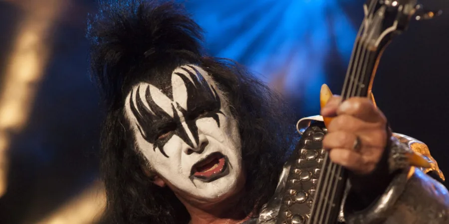 Ο Gene Simmons των KISS στη σκηνή του Rock & Roll All-Stars στο Χόλιγουντ.