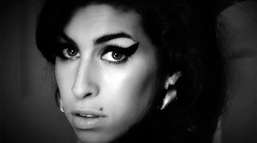 Κοντινό ασπρόμαυρο πορτρέτο της Amy Winehouse