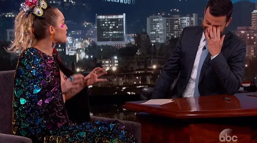Η Miley Cyrus και ο Jimmy Kimmel στο πλατό της εκπομπής του.